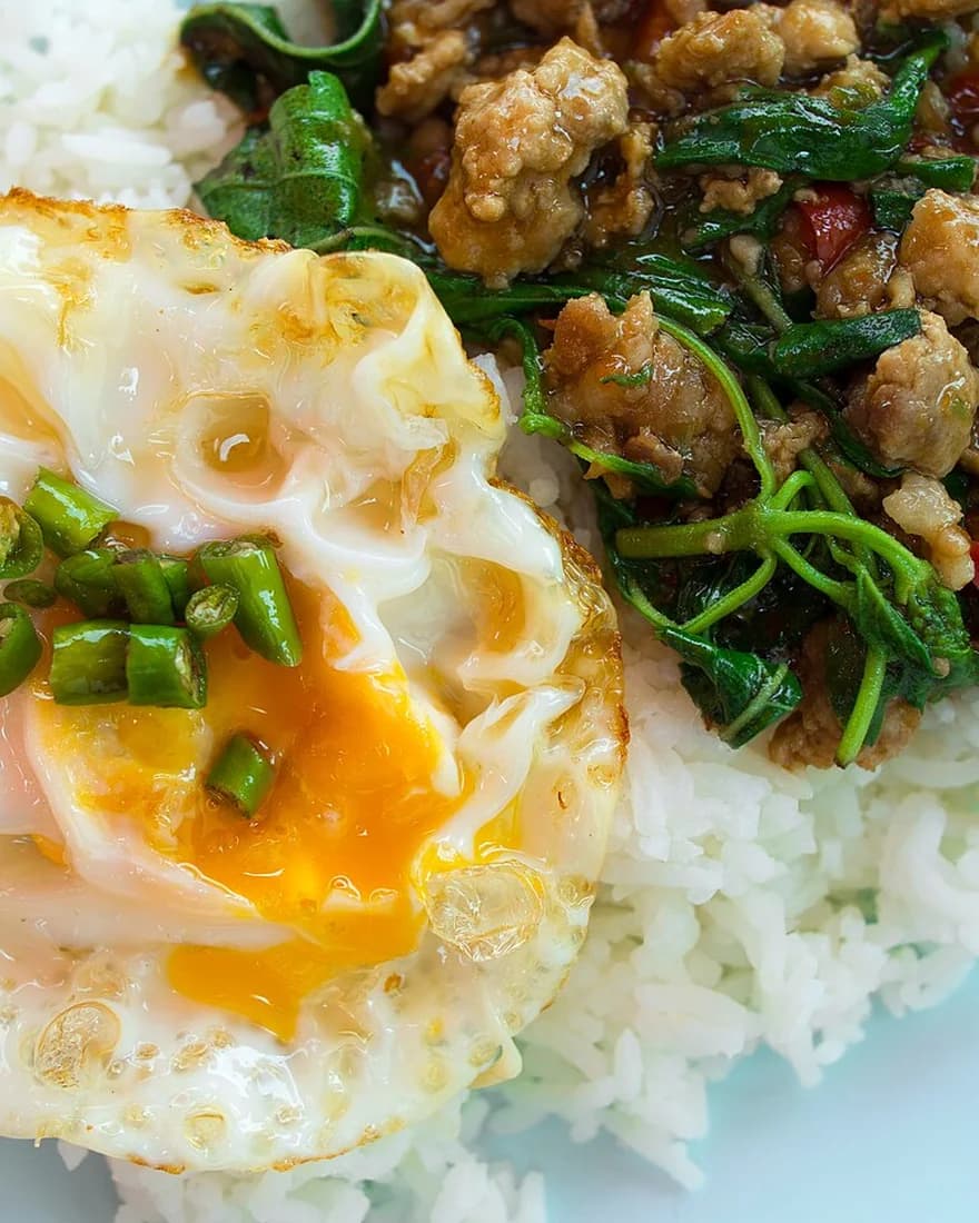 ข้าวกะเพราไข่ดาว